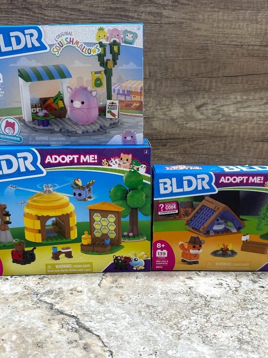 Bundle BLDR Adopt Me & Squishmallows Building Set Coffee Shop, Campsite, Market - Picture 1 of 8